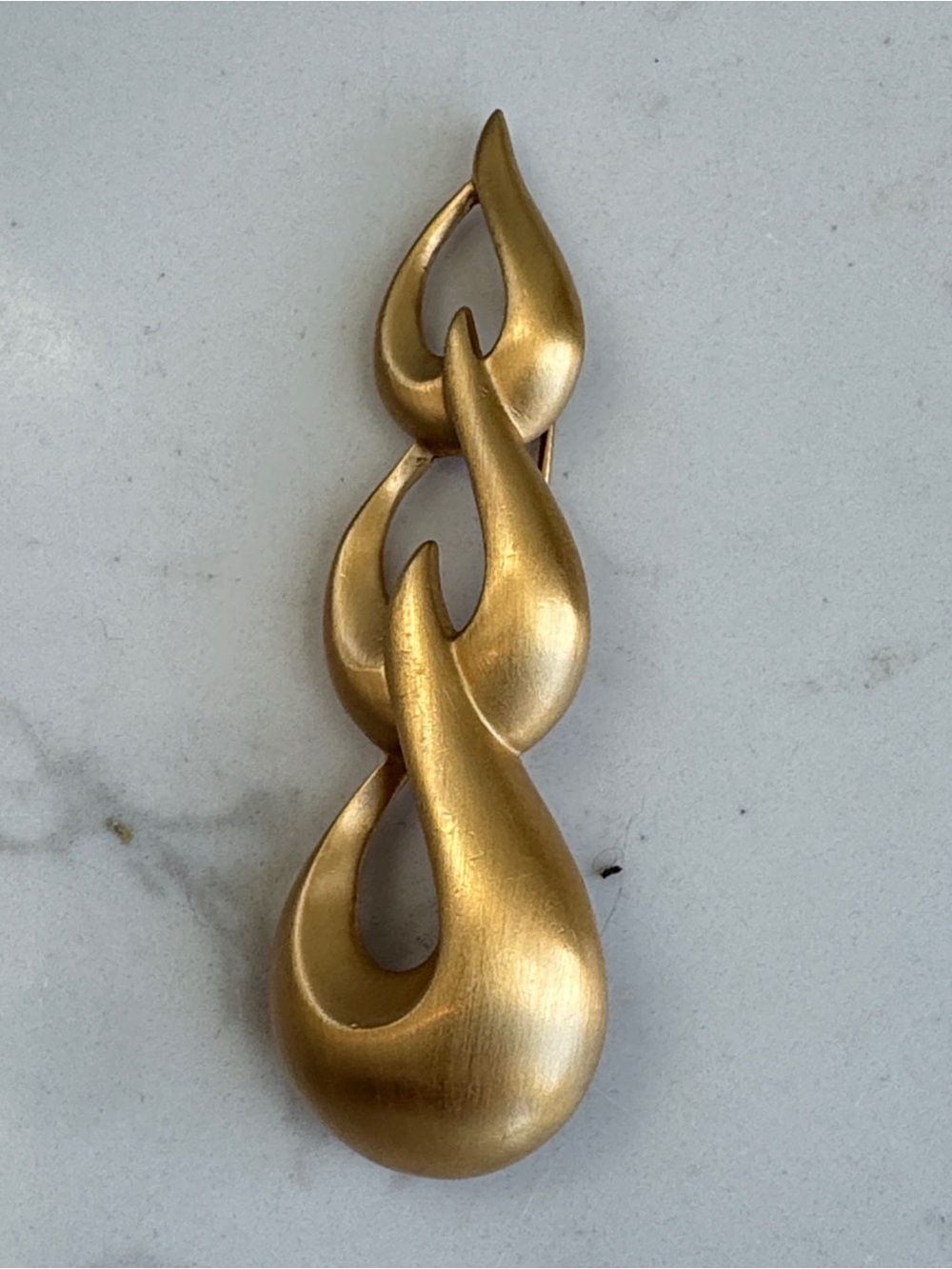 Monet signature 60’’s 70”’s vintage matte gold-tone abstract wave brooch pin